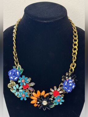 Flower Statement Necklace. NEW